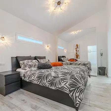 דירה 3 Bedrooms In Island Village Pool View אדחה