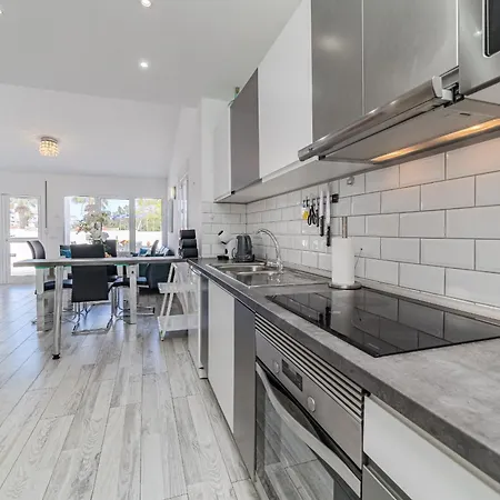 3 Bedrooms In Island Village Pool View 阿德耶