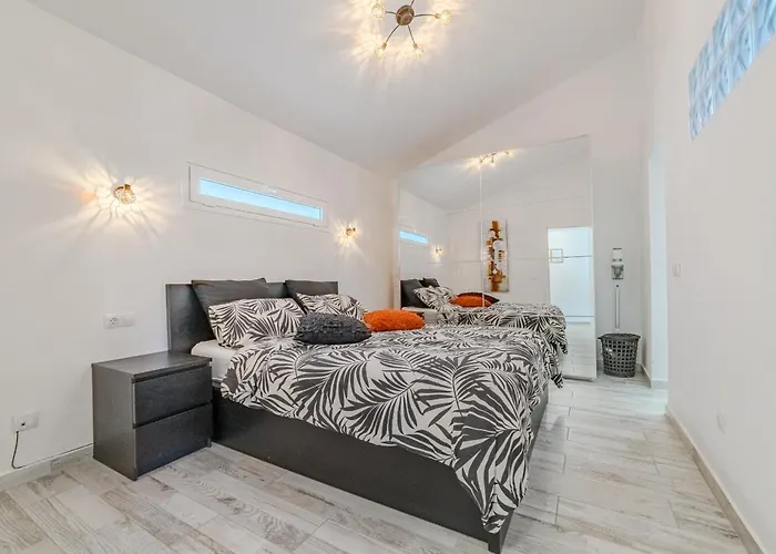 דירה 3 Bedrooms In Island Village Pool View אדחה