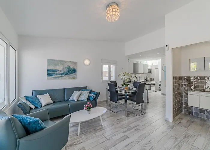 דירה 3 Bedrooms In Island Village Pool View אדחה