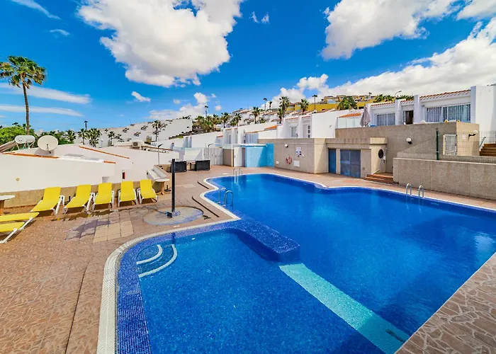 דירה 3 Bedrooms In Island Village Pool View אדחה